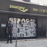 Agent de sécurité Silverbacks devant le pop-up store Saucony à Paris