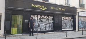 Agent de sécurité Silverbacks devant le pop-up store Saucony à Paris