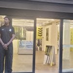 Agent de sécurité Silverbacks devant le pop-up store Saucony (Espace Temple) à Paris