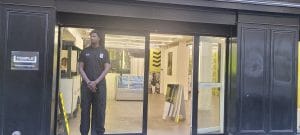 Agent de sécurité Silverbacks devant le pop-up store Saucony (Espace Temple) à Paris