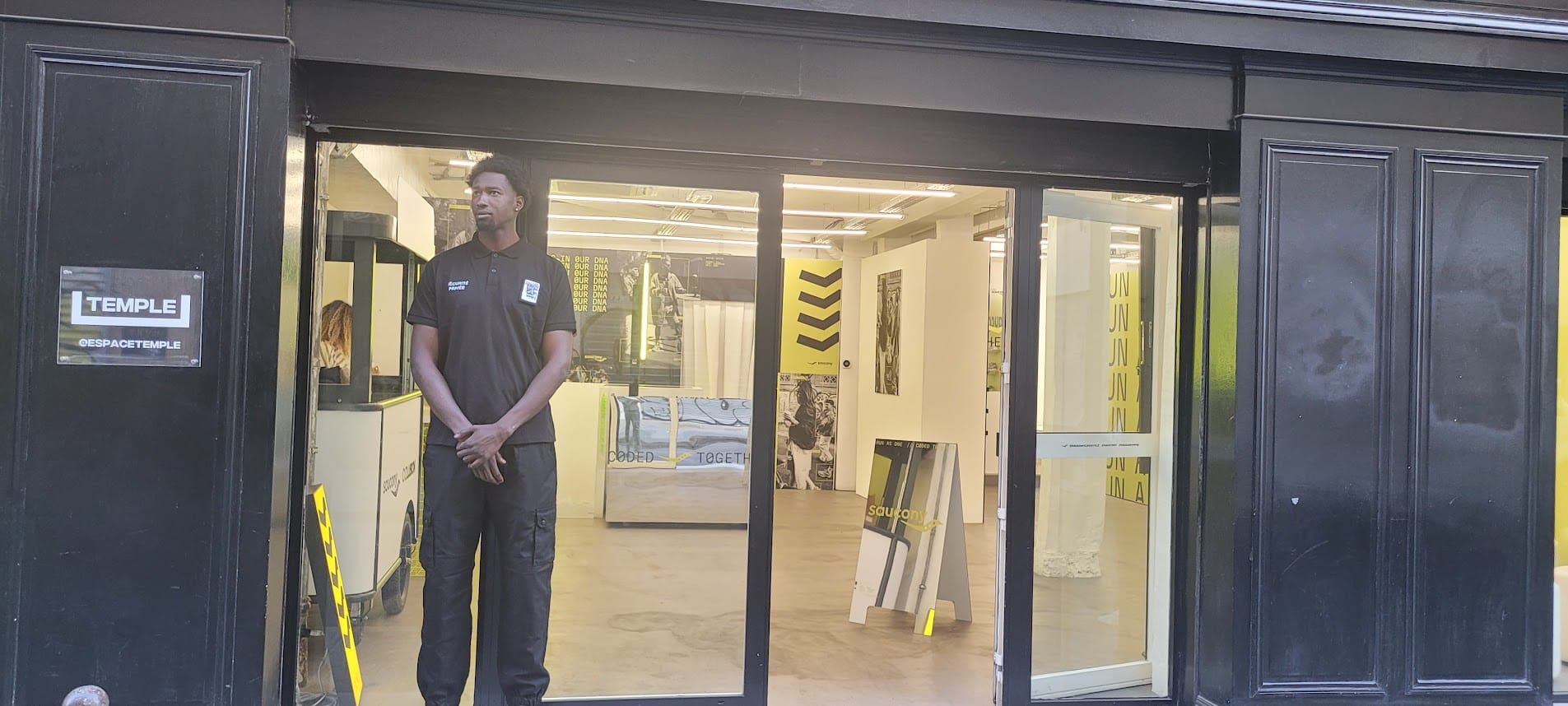 Agent de sécurité Silverbacks devant le pop-up store Saucony (Espace Temple) à Paris