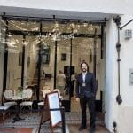 Agent de sécurité Silverbacks devant le showroom Daniel Wellington Café à Paris