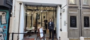 Agent de sécurité Silverbacks devant le showroom Daniel Wellington Café à Paris