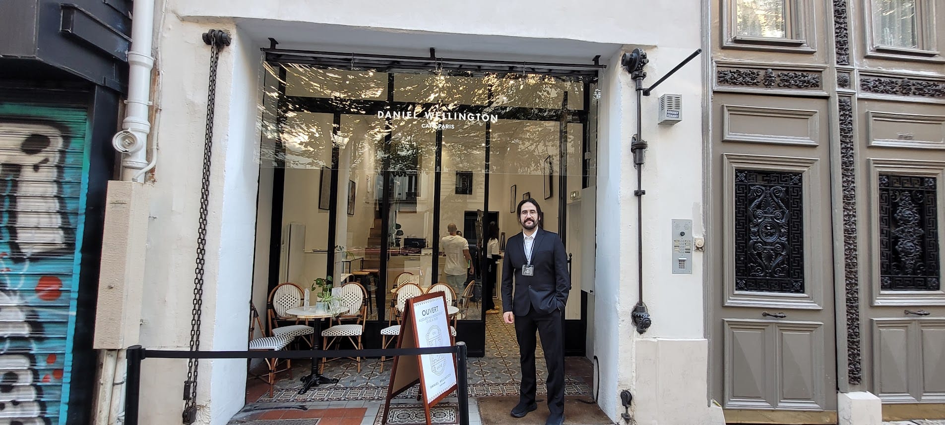 Agent de sécurité Silverbacks devant le showroom Daniel Wellington Café à Paris