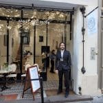 Agent de sécurité Silverbacks devant le showroom Daniel Wellington Café à Paris