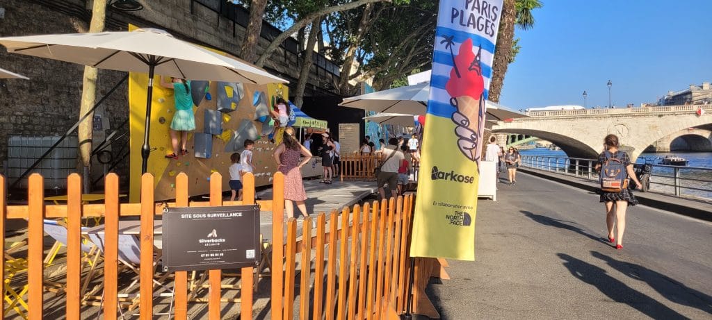 Panneau Silverbacks Sécurité « site sous surveillance » – activation de marque à Paris Plages (Arkose)