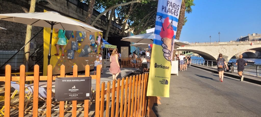 Dispositif de sécurité Silverbacks sur Paris Plages, quais de Seine (activation Arkose × The North Face)