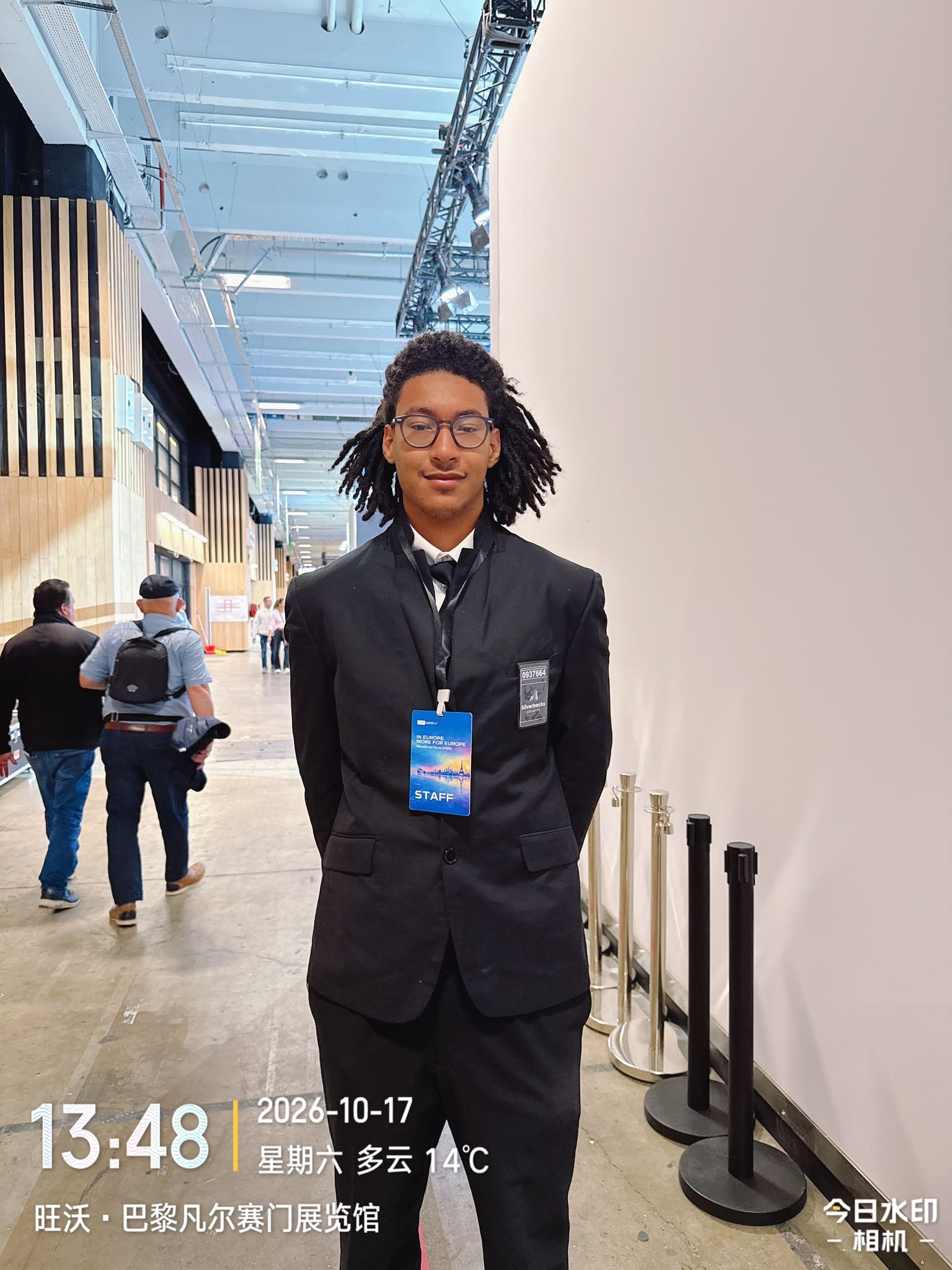 Agent de sécurité Silverbacks avec badge STAFF au Mondial de l'Auto - stand GEELY