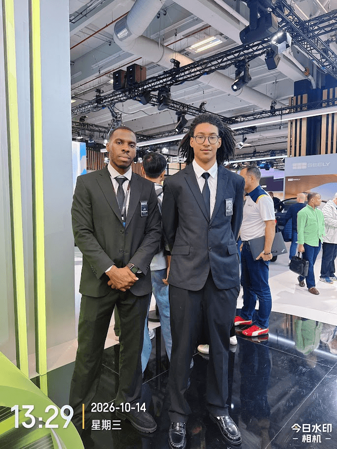 Deux agents de sécurité Silverbacks au Mondial de l'Auto 2026 - stand GEELY