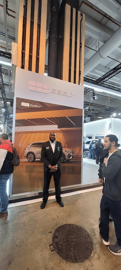 Agent de sécurité Silverbacks devant le stand GEELY au Mondial de l'Auto 2026