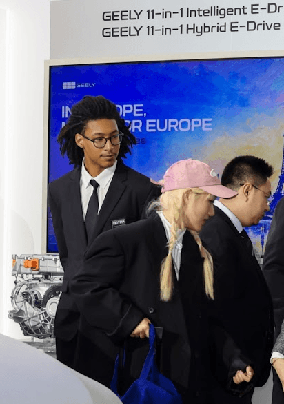 Agent de sécurité Silverbacks sur le stand GEELY - Mondial de l'Auto 2026